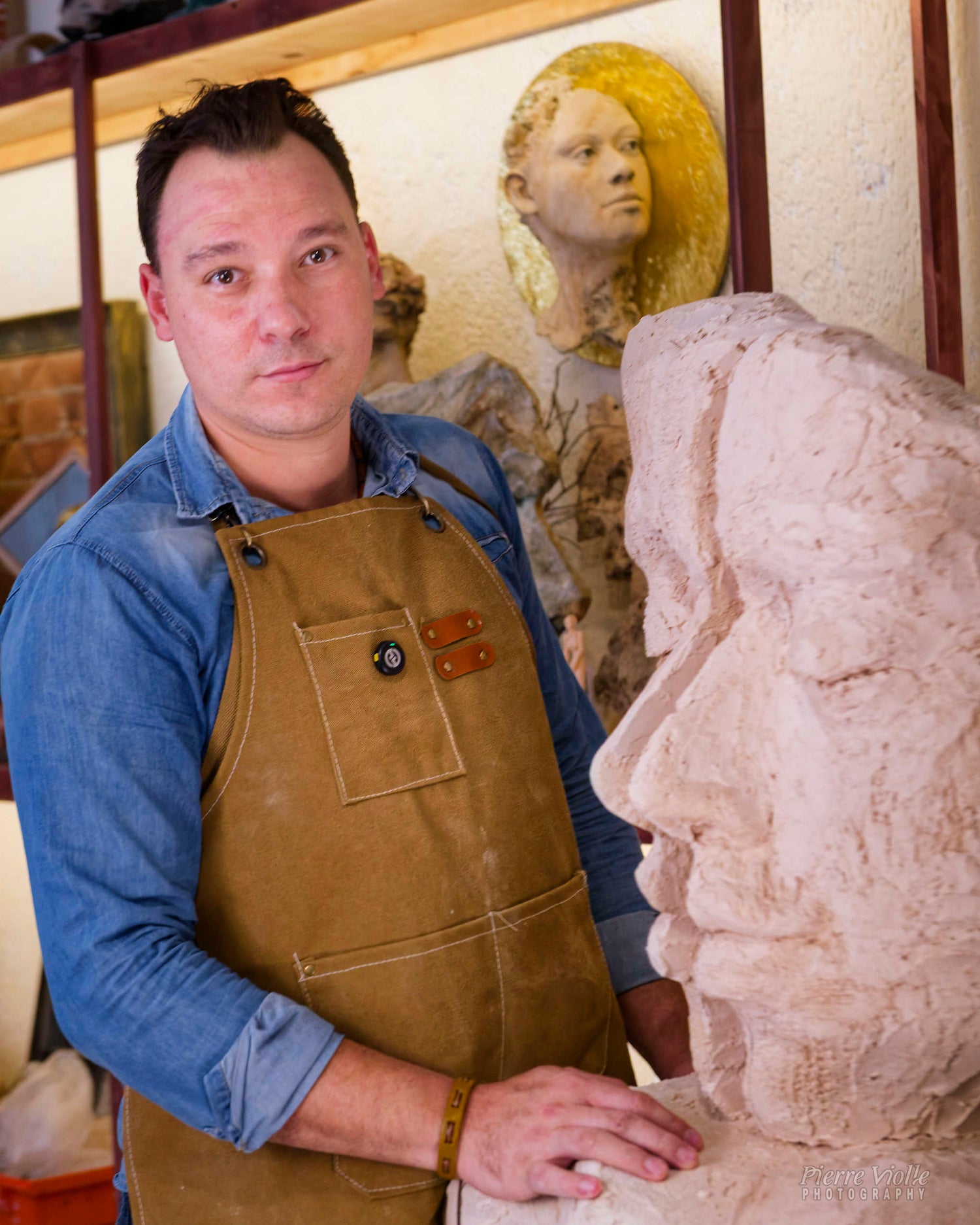Carlos Becerra Llabrés, escultor contemporáneo, trabajando en su taller en Playa del Carmen