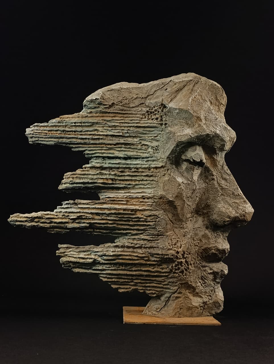 Parte posterior de la escultura mostrando desgaste y efecto de desintegración.
