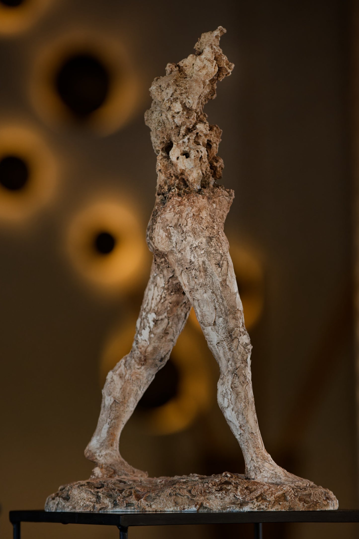 Detalle de la obra El hombre que camina, contraste entre erosión y movimiento.