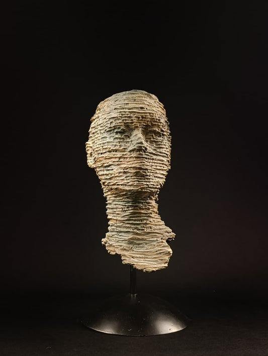 Escultura en yeso de Carlos Becerra Llabrés que representa un busto humano fragmentado por el tiempo.