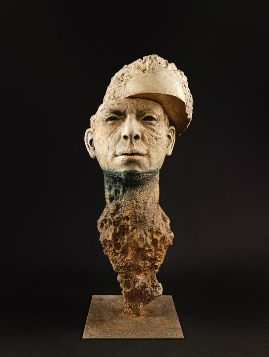 Escultura contemporánea de Carlos Becerra Llabrés en piedra natural tallada con lámina de oro.