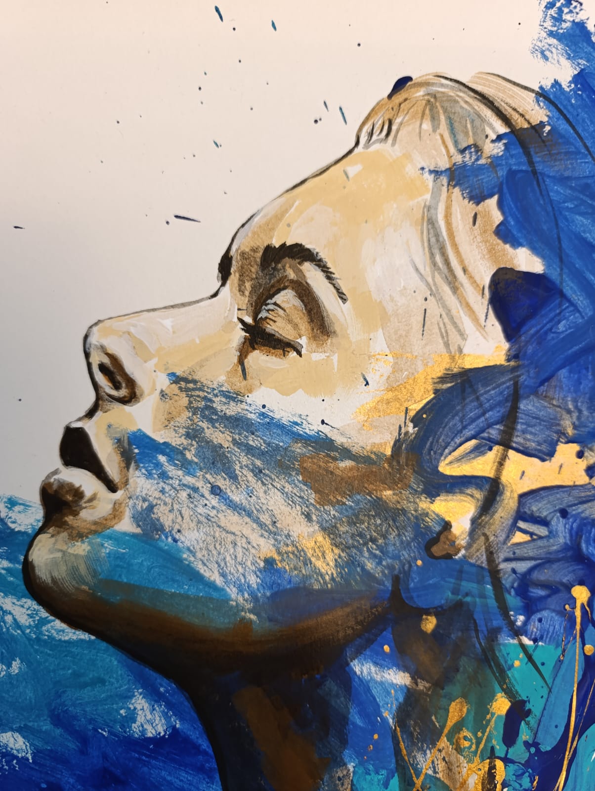 Textura y pinceladas expresivas en mi pintura Silueta Azul, obra contemporánea en acrílico sobre cartulina