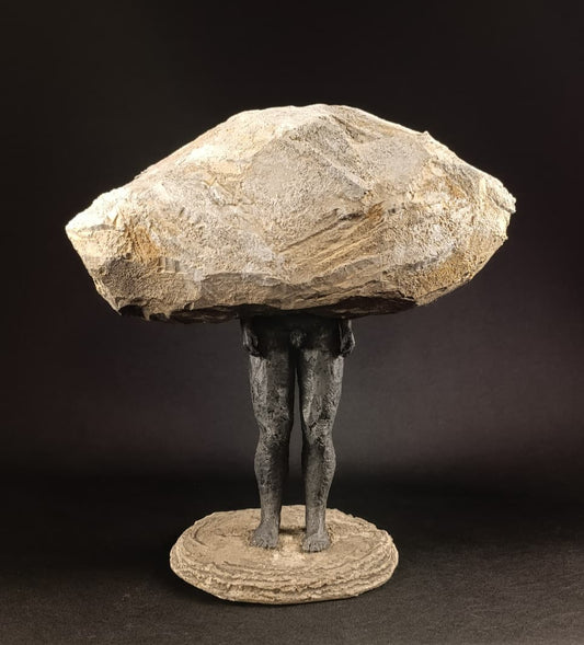 Escultura contemporánea Sobrepeso, cuerpo masculino sosteniendo roca, vista frontal