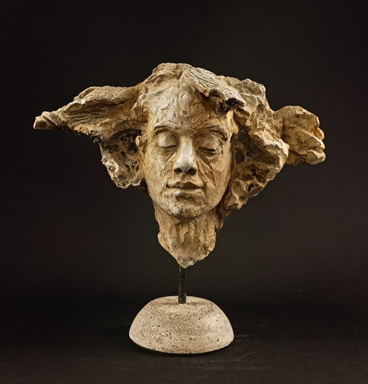 Escultura contemporánea de Carlos Becerra Llabrés con roca artificial