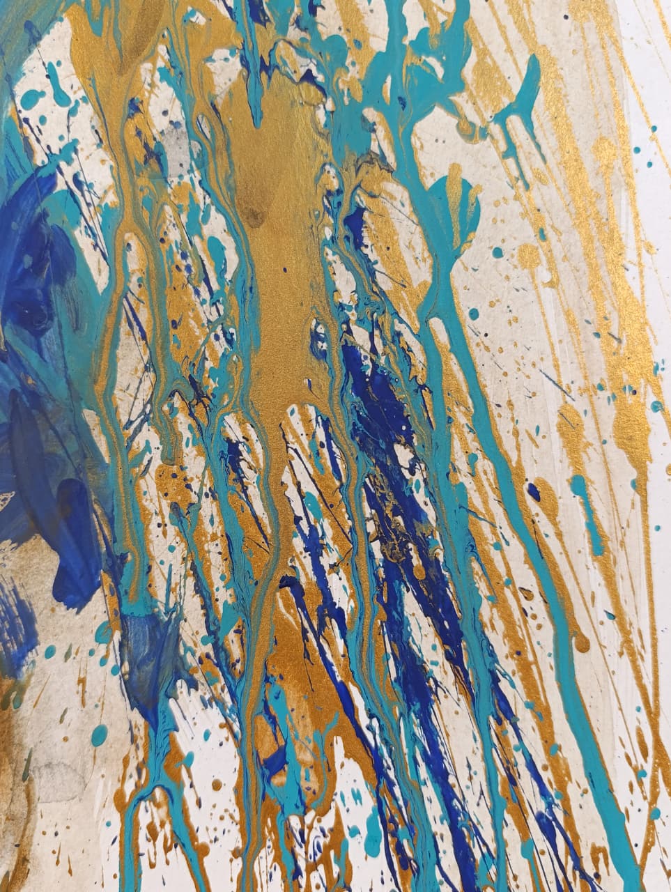 Detalle de la pintura Destellos mostrando texturas y colores abstractos en acrílico de Carlos Becerra Llabrés