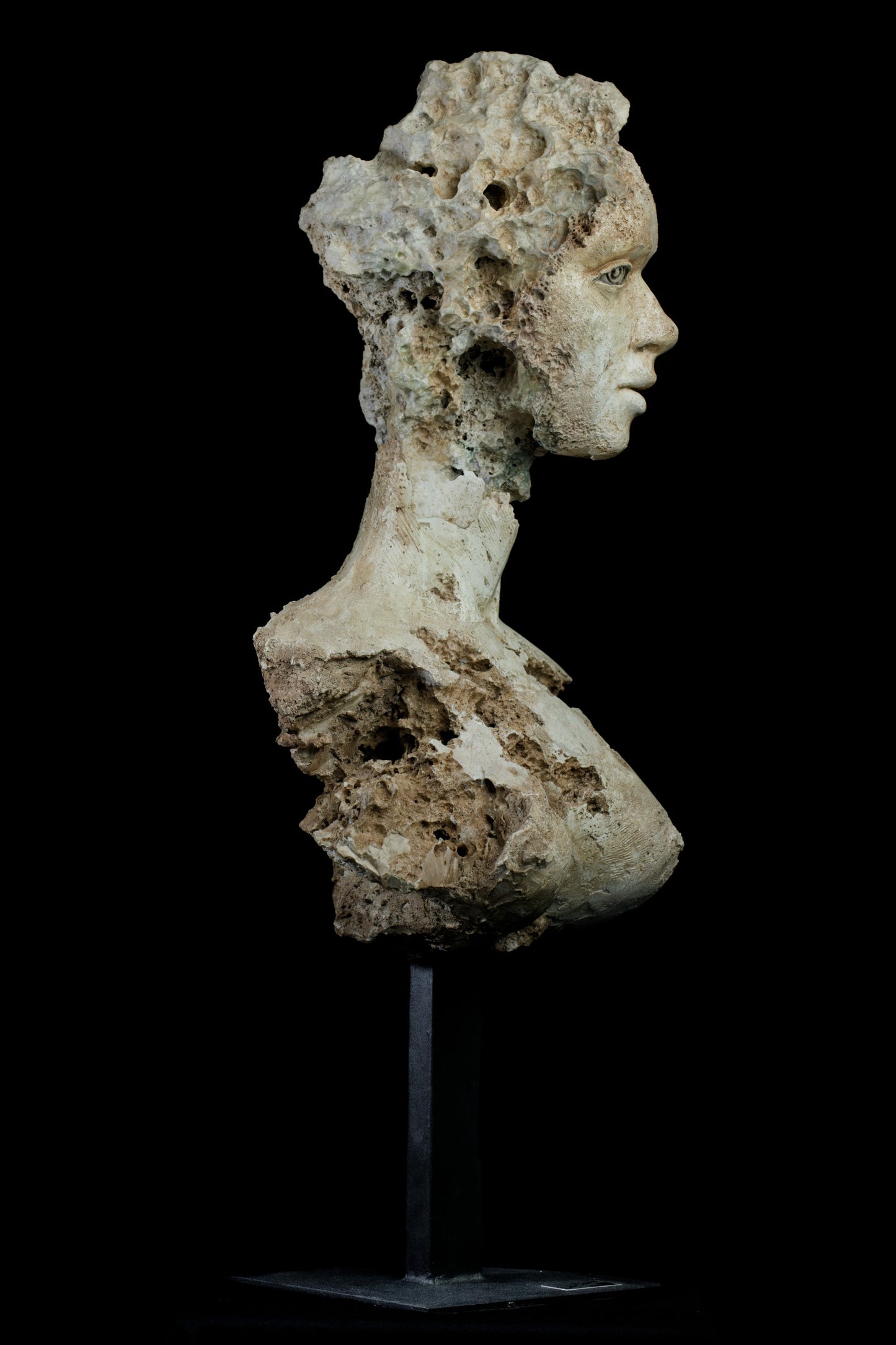 Detalle de la obra Desgastada, busto femenino entre formas erosionadas y elegante sensualidad.