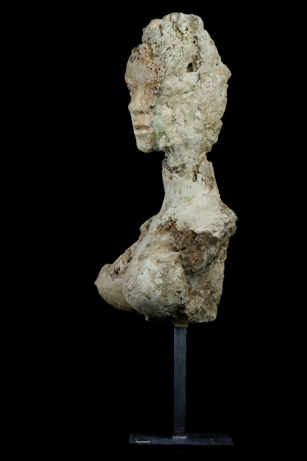 Escultura femenina Desgastada, combinación de erosión natural y figura sensual y firme.