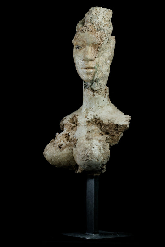 Escultura Desgastada de Carlos Becerra Llabrés – busto femenino erosionado con textura de roca y figura sensual.