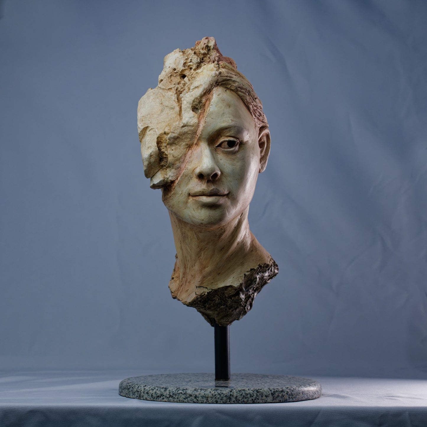 Escultura Paciencia de Carlos Becerra Llabrés – retrato femenino con erosión de roca.