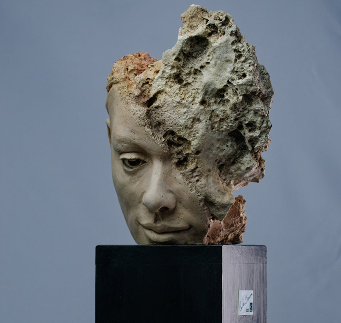 Escultura femenina Silencio, contraste entre suavidad humana y dureza mineral erosionada.