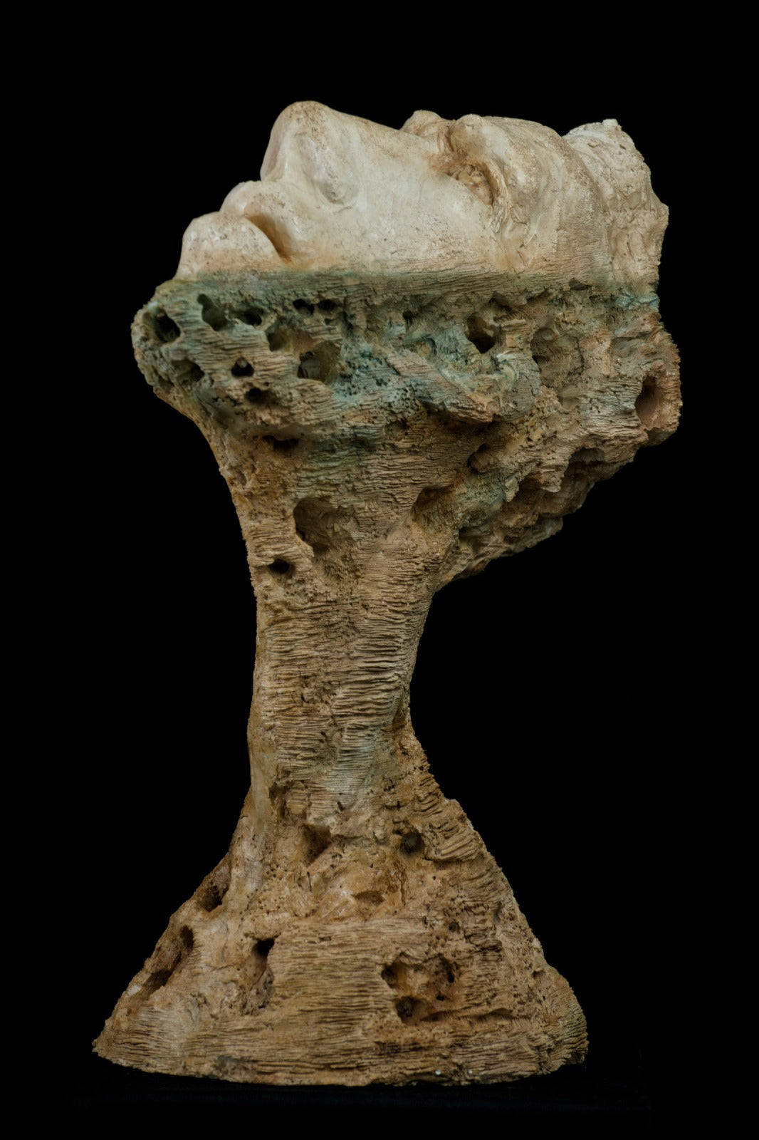 Escultura Suspiro de Carlos Becerra, pieza contemporánea en equilibrio entre lo etéreo y lo terrenal.